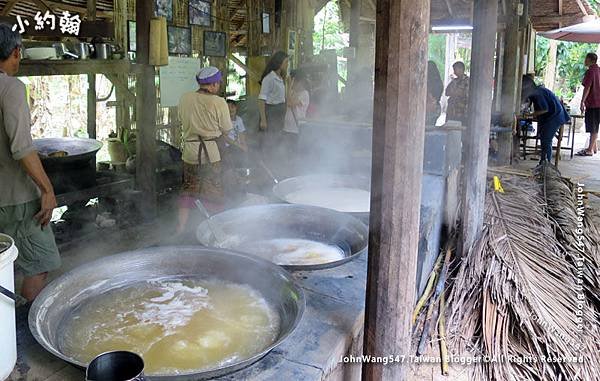 Amphawa Chaipattananurak making Coconut Sugar2.jpg