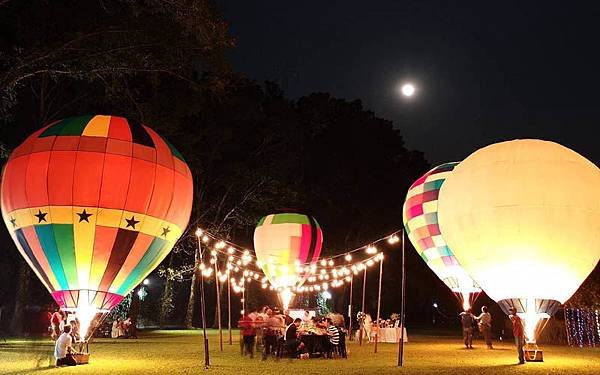 party  photo Chiangmai Hot Air Balloon.jpg