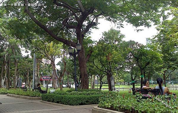 第一次泰自遊。曼谷自由行Benchasiri Park.jpg