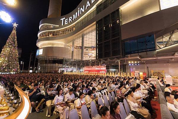 Terminal21 Korat buddhism new year countdown2.jpg