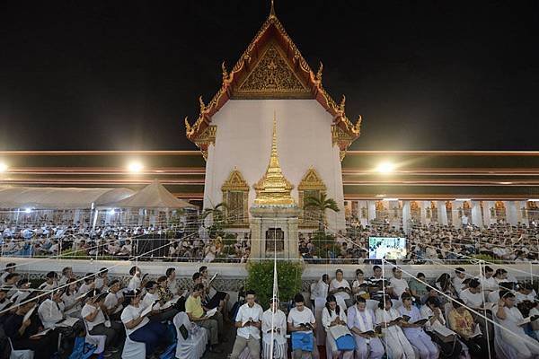 Wat Pho buddhism new year countdown.jpg