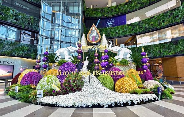 Mother&apos;s Day in Siam Paragon Thailand.jpg