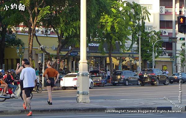 McDonald&apos;s Ratchadamnoen Democracy Monument.jpg