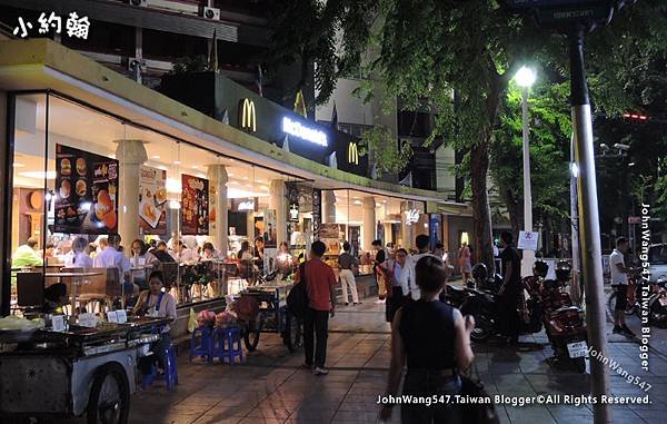 McDonald&apos;s Ratchadamnoen Democracy Monument2.jpg