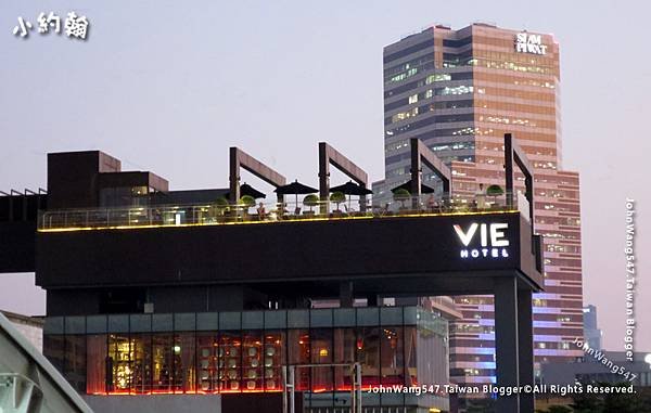 VIE Hotel Bangkok Pool3.jpg