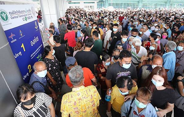 泰國民眾擠爆中央疫苗中心Bang Sue Grand Station2.jpg