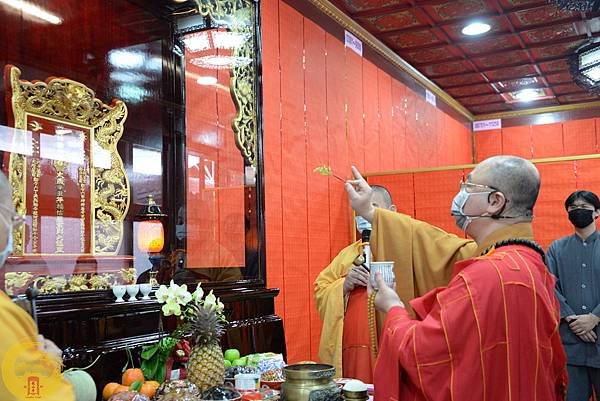 台北市艋舺龍山寺安太歲.jpg