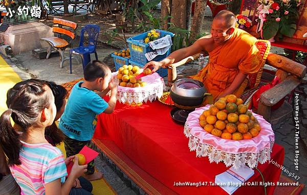 Wat Samphran泰國蟠龍寺新年發紅包.jpg