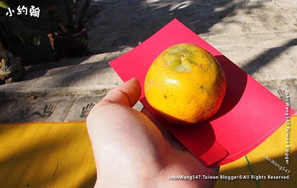 泰國Wat Samphran(蟠龍寺)新年發紅包.jpg