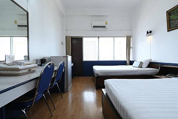 The Krungkasem Srikrung Hotel twin room.jpg