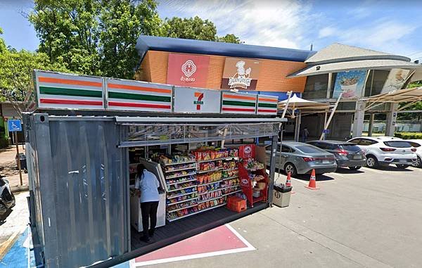 Bangkok PTT Petrol Station 7-11 Vibhavadi Rangsit Road.jpg