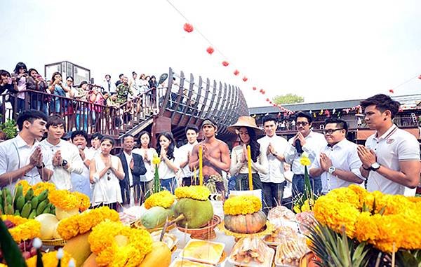 Plae Kao Kwan Riam Floating Market.jpg