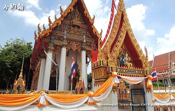 Kwan Riam Floating Market Bangkok temple.jpg