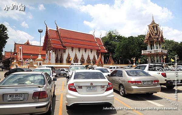 Kwan Riam Floating Market Bangkok temple2.jpg