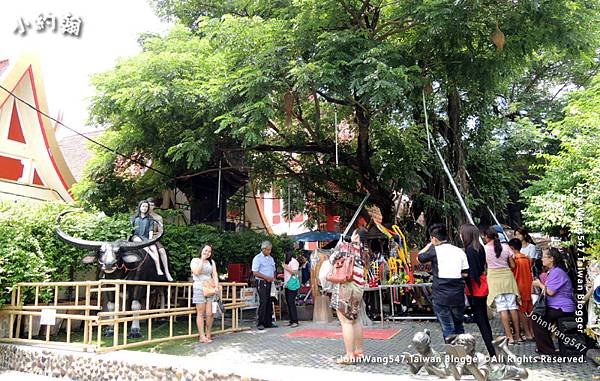 Kwan Riam Floating Market Love temple.jpg