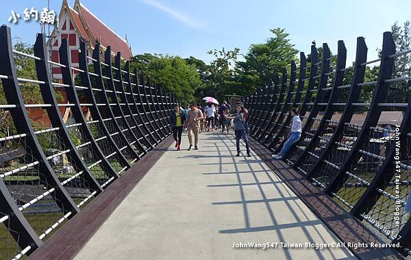 Kwan Riam Floating Market bridge.jpg