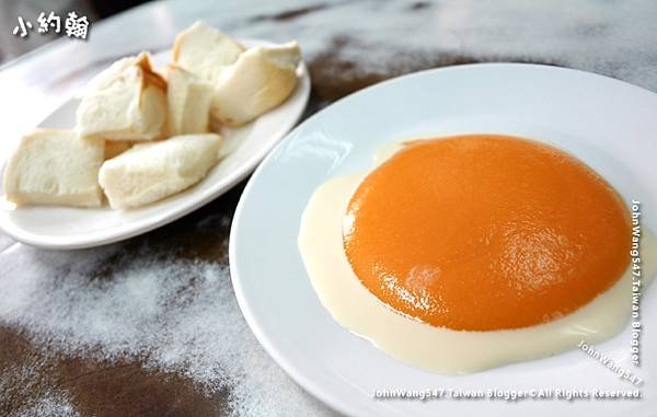 On Lok Yun Egg Custard bread(Kaya).jpg