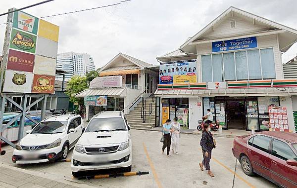 7-11 next to TI container mall Bangkok.jpg