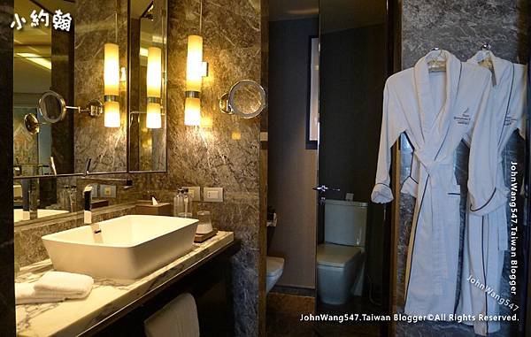 Siam Kempinski Hotel Shower room2.jpg