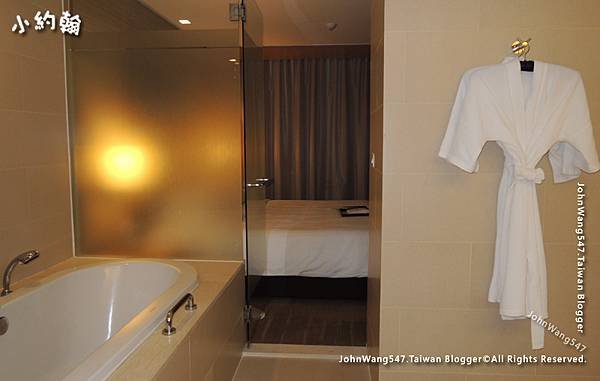 Anantara Sathorn Bangkok Hotel Shower room2.jpg