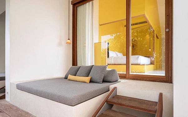 Baan Pomphet Hotel Ayutthaya room yellow.jpg