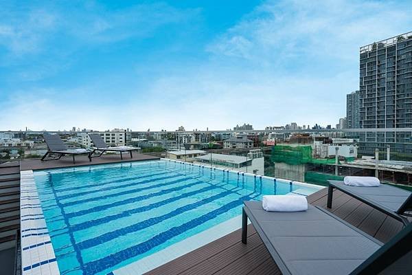 Hotel Amber Sukhumvit 85 SWIMMING-POOL.jpg