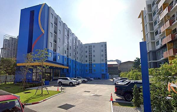 Hop Inn Bangkok Onnut Station Hotel with parking lot.jpg