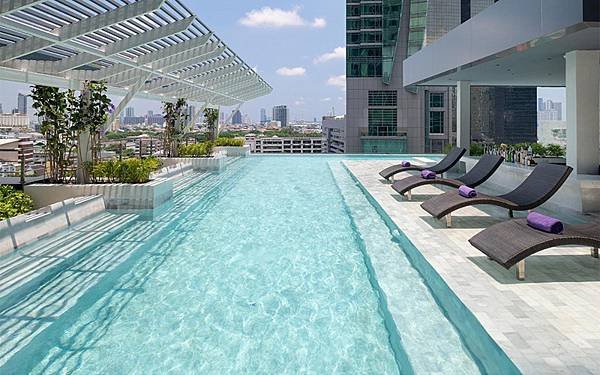 Mode Sathorn Hotel pool2.jpg