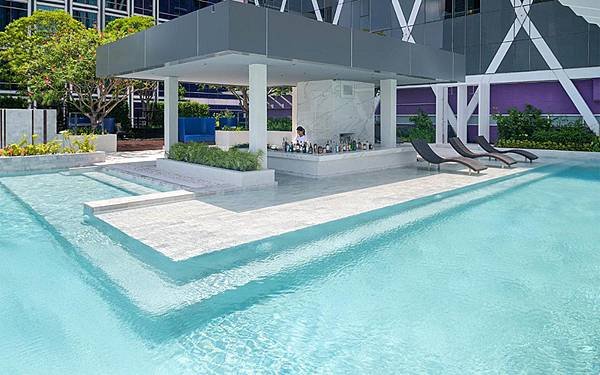 Mode Sathorn Hotel pool.jpg