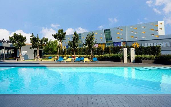 The Quarter Ladprao Bangkok Hotel swimming pool2.jpg