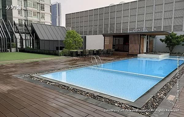 Avani Sukhumvit Bangkok Swimming Pool.jpg