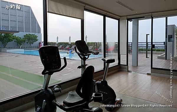 曼谷自由行四天三夜Avani Sukhumvit Bangkok gym pool.jpg