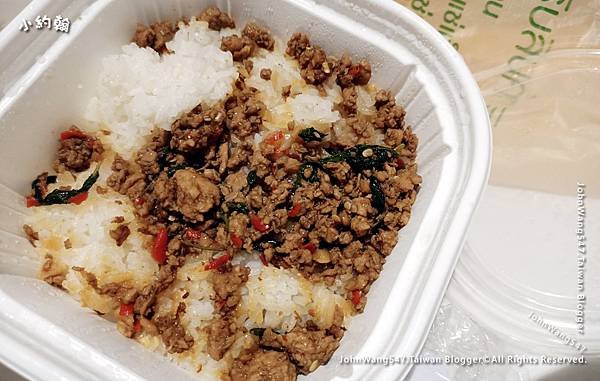 泰國7-11打拋雞肉飯Stir-Fried Basil Chicken Rice2.jpg