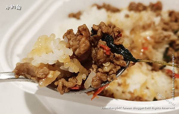 泰國7-11打拋雞肉飯Stir-Fried Basil Chicken Rice3.jpg