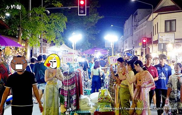 租借穿泰式服裝在清邁夜市拍照.jpg