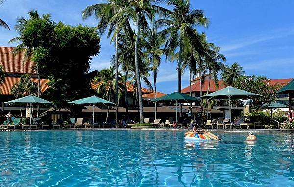 Shangri-La Tanjung Aru Resort Swimming pool.jpg