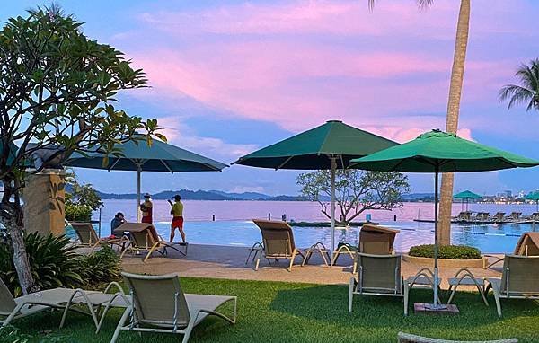Shangri-La Tanjung Aru Resort Swimming pool2.jpg