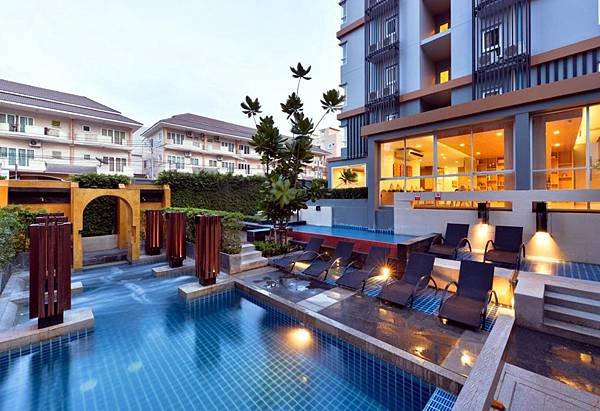 The Grass Serviced Suites Pattaya Pool2.jpg