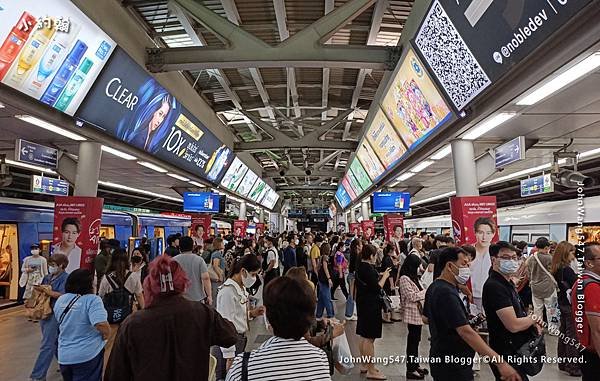 曼谷BTS捷運siam站上下班人潮.jpg