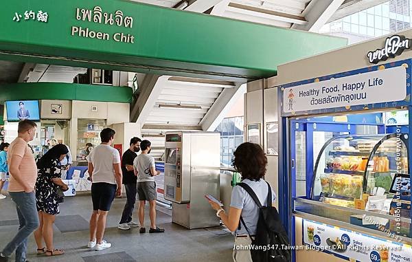 Bangkok BTS捷運售票機與輕食店.jpg