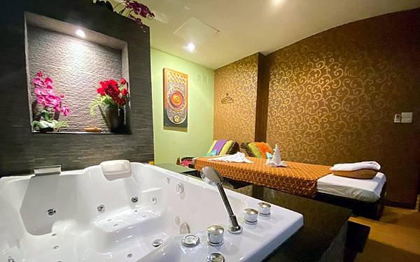 Laks Thai Massage shop oil Massage room.jpg