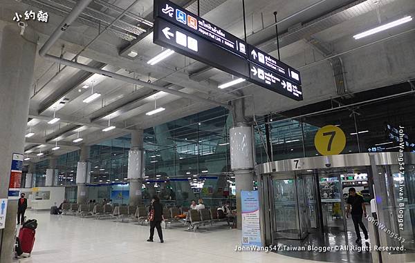 Suvarnabhumi Airport(BKK)曼谷機場1樓計程車大巴士.jpg