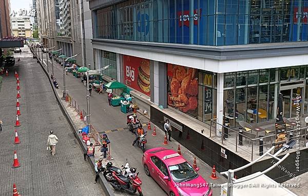 Big C Supercenter Ratchadamri food street.jpg