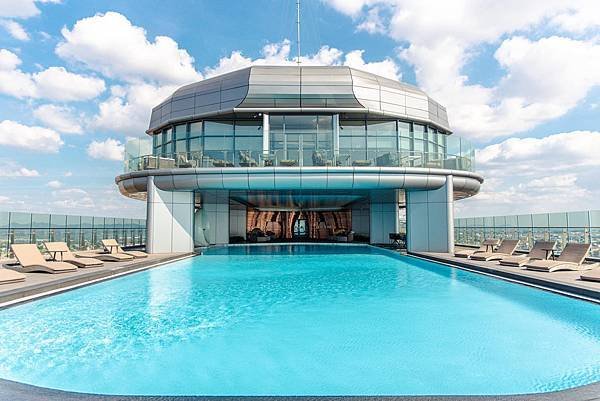 Grande Centre Point Space Pattaya Swimming pool.jpg