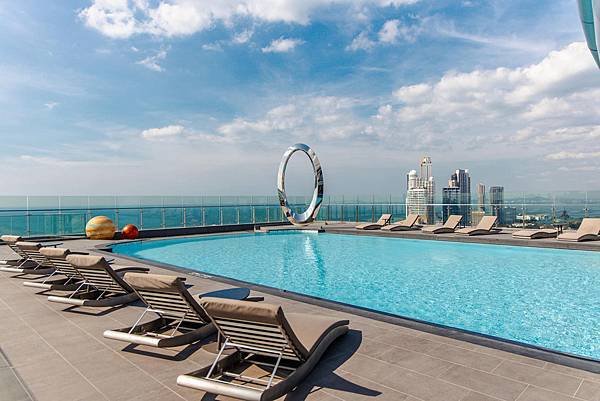 Grande Centre Point Space Pattaya Swimming pool4.jpg