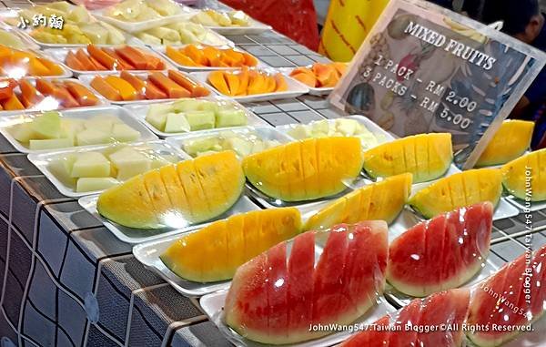 沙巴亞庇夜市Anjung Kinabalu買水果2.jpg
