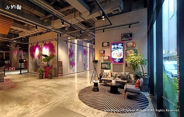 Moxy Bangkok Hotel飯店一樓.jpg