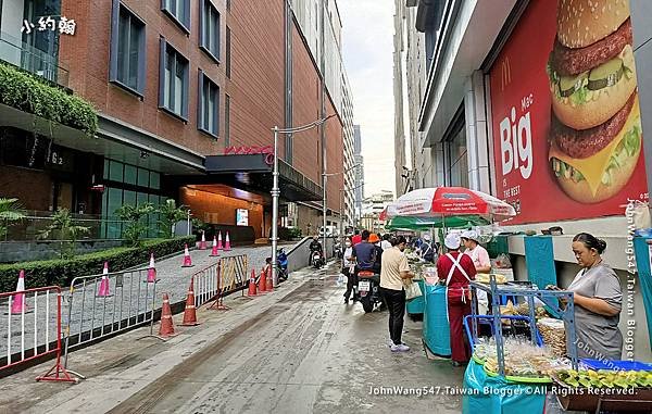 Moxy Bangkok Hotel飯店旁早上小吃街.jpg