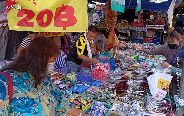 Phra Samut Chedi Festival Market早市服飾攤4.jpg