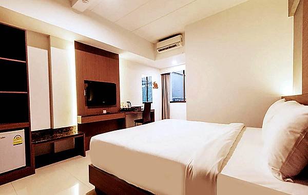 B2 Chang Phueak Gate Premier Hotel room2.jpg